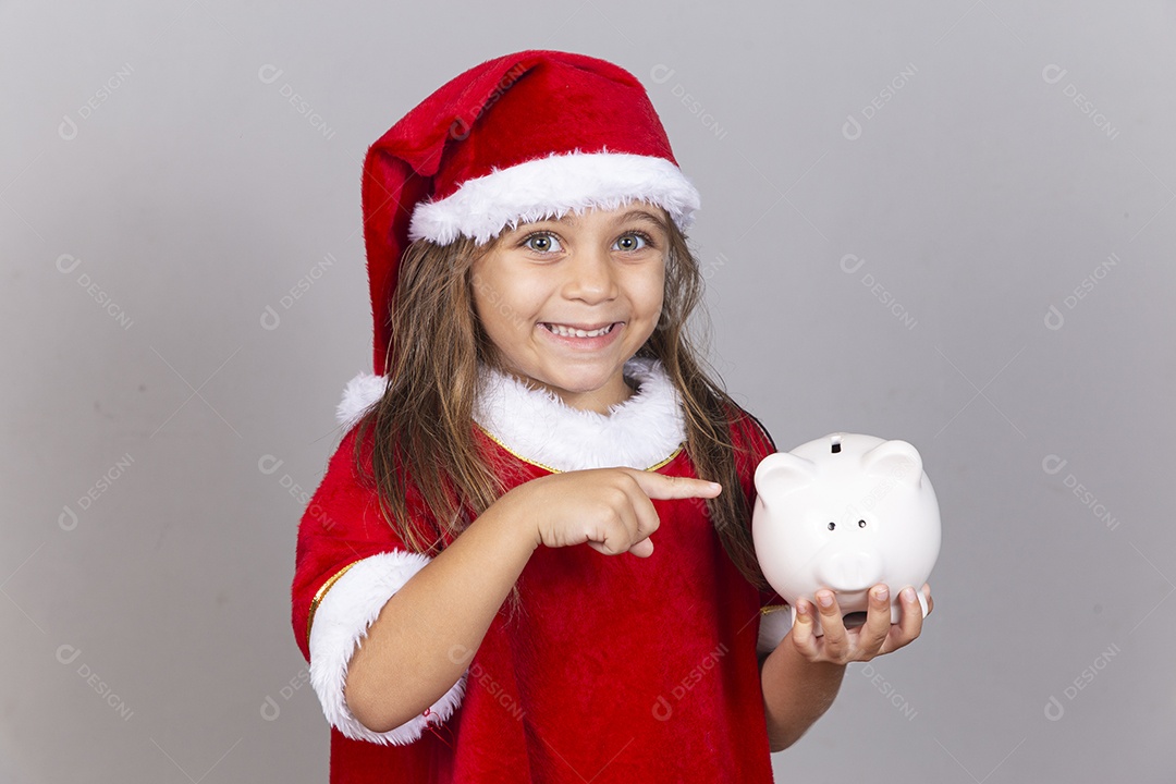 Linda menina com fantasia de Mamãe Noel