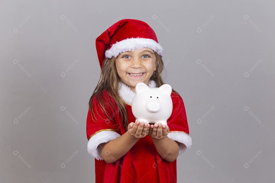 Linda menina com fantasia de Mamãe Noel