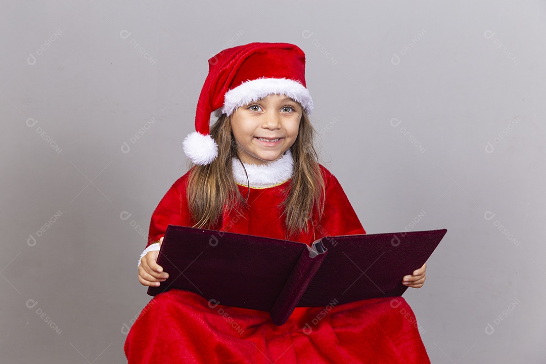 Linda criança com fantasia de Mamãe Noel