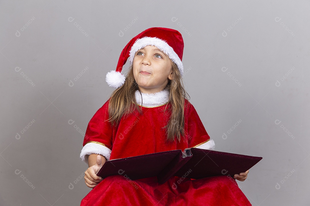 Linda criança com fantasia de Mamãe Noel