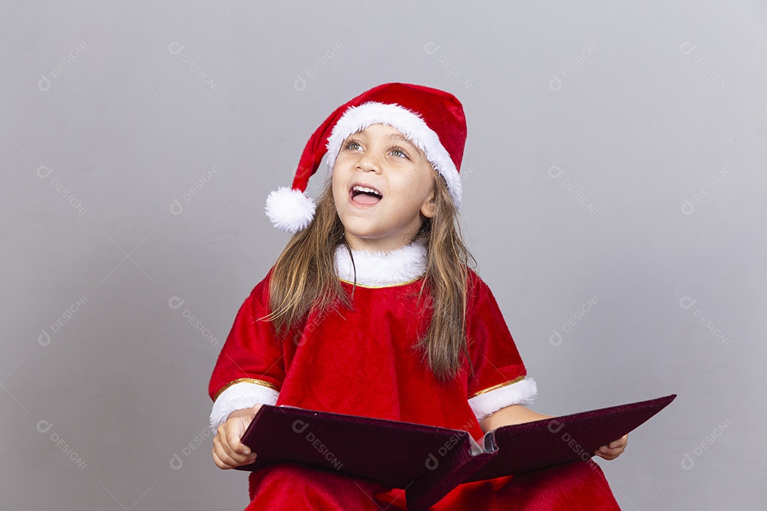 Linda criança com fantasia de Mamãe Noel