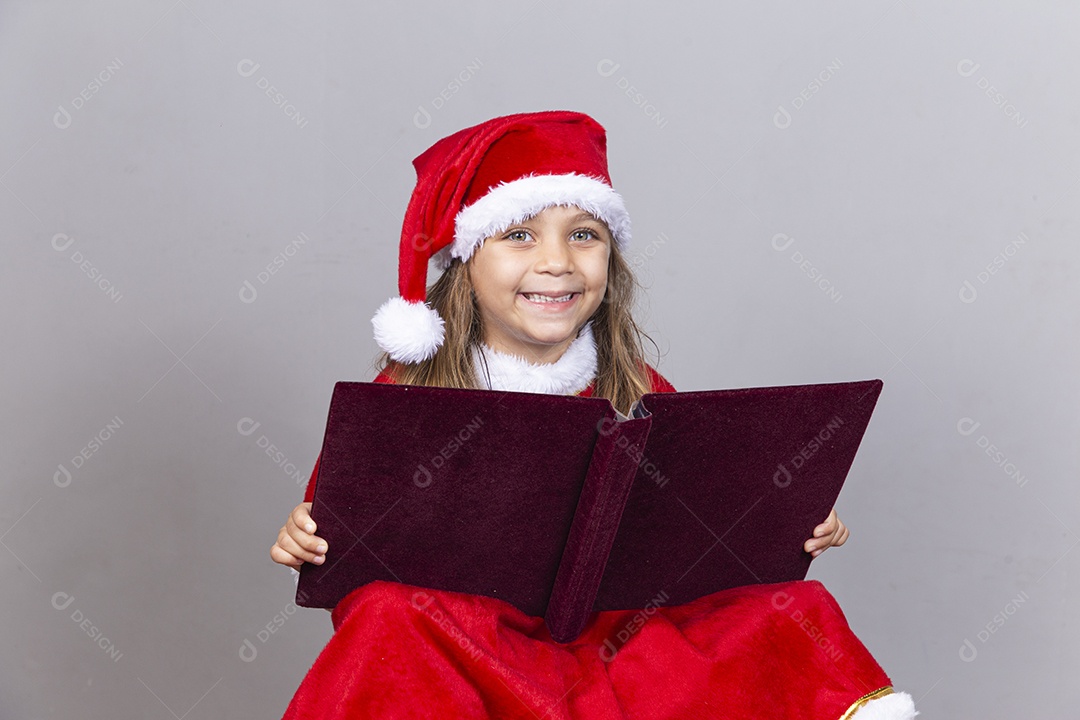 Linda criança com fantasia de Mamãe Noel