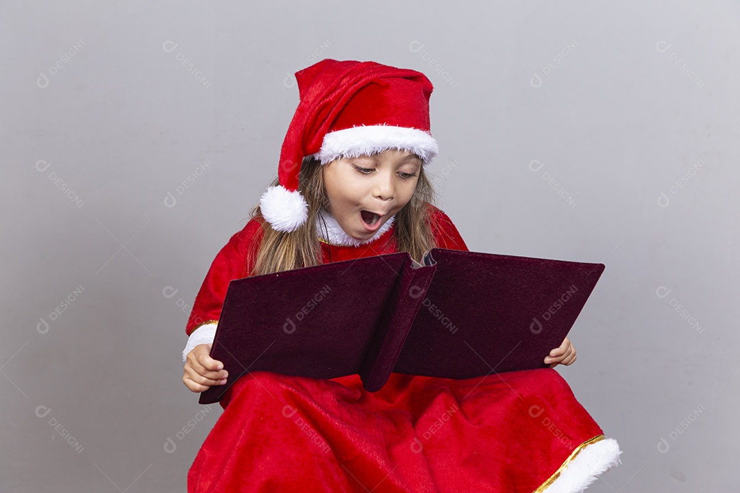 Linda criança com fantasia de Mamãe Noel