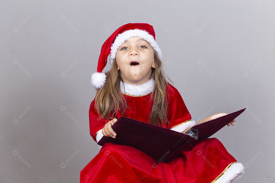 Linda criança com fantasia de Mamãe Noel