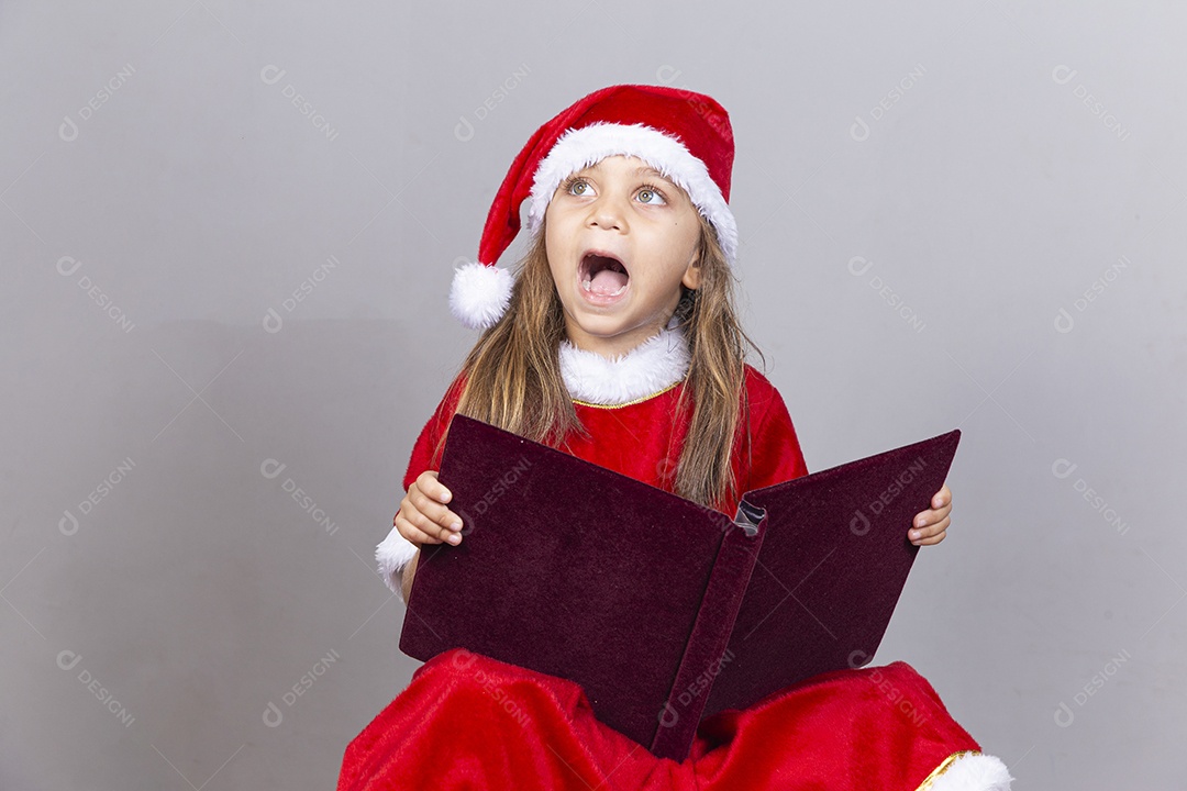 Linda criança com fantasia de Mamãe Noel