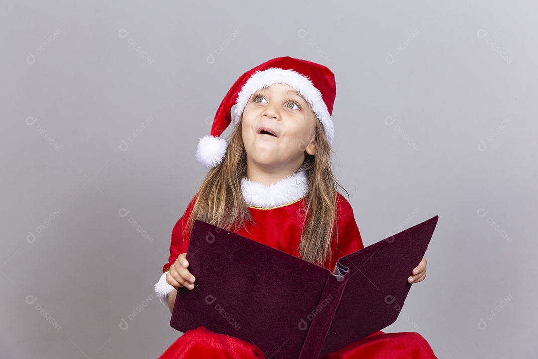 Linda criança com fantasia de Mamãe Noel