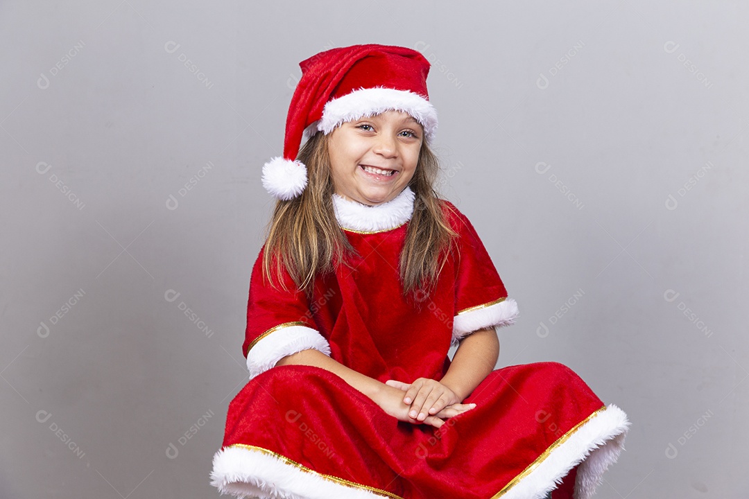 Linda criança com fantasia de Mamãe Noel