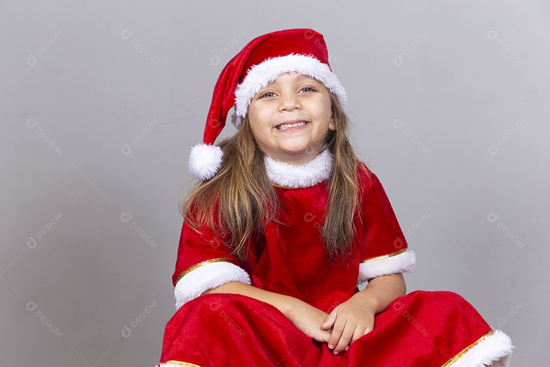 Linda criança com fantasia de Mamãe Noel