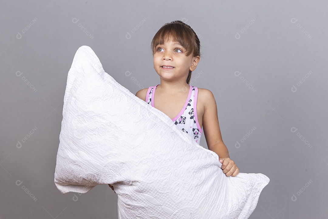 Linda garotinha segurando travesseiro