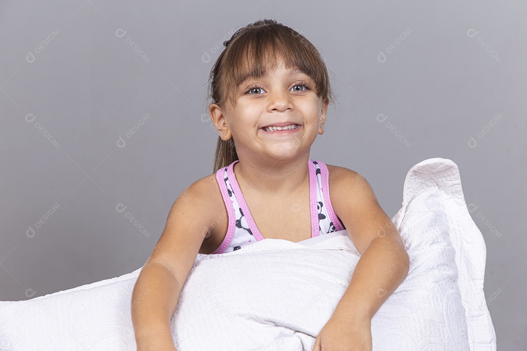 Linda garotinha segurando travesseiro