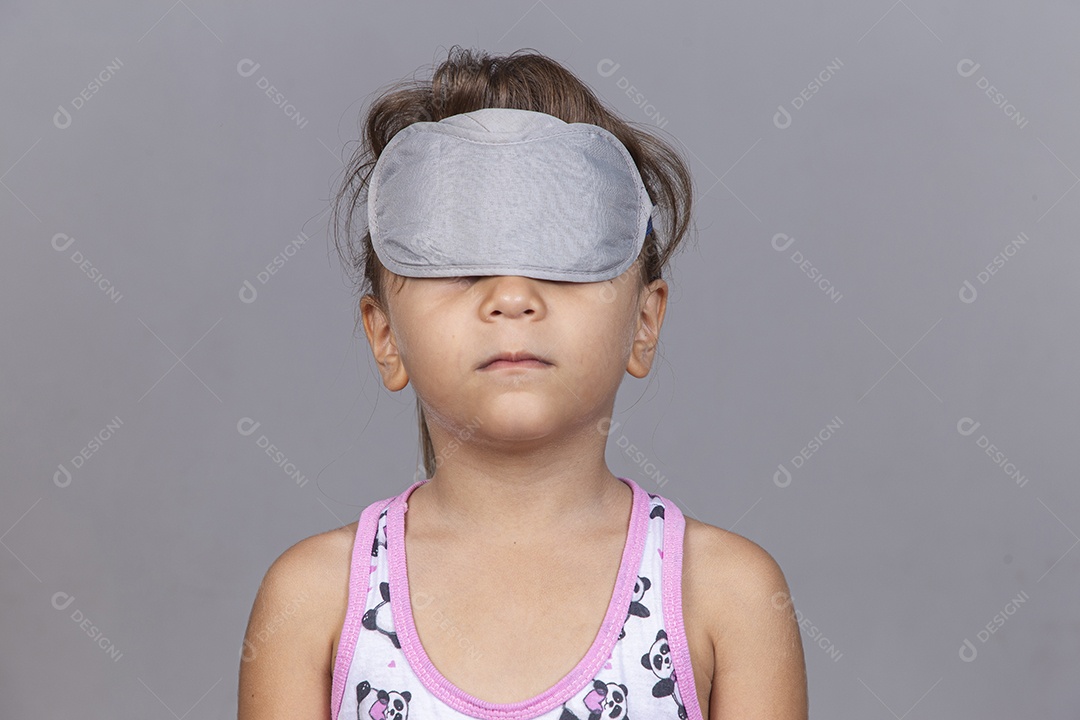 Linda menina com máscara para olhos