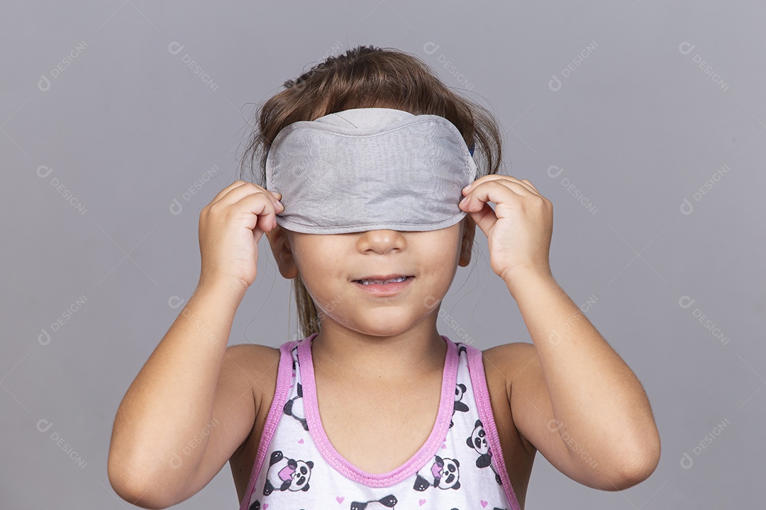 Linda menina com máscara para olhos