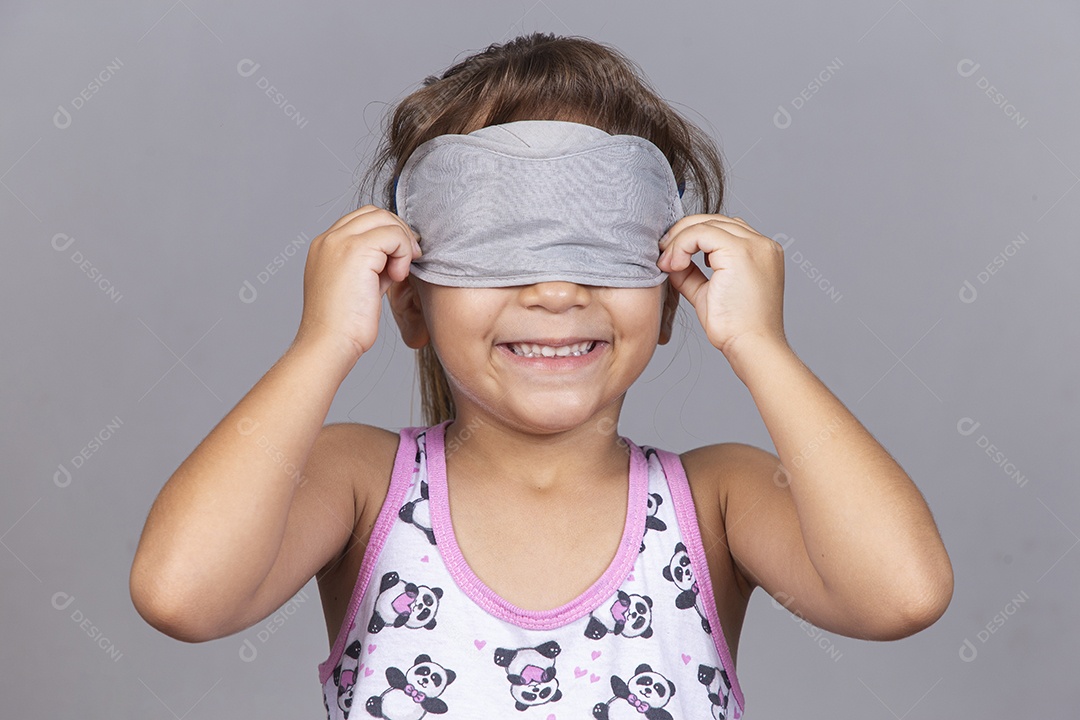Linda menina com máscara para olhos
