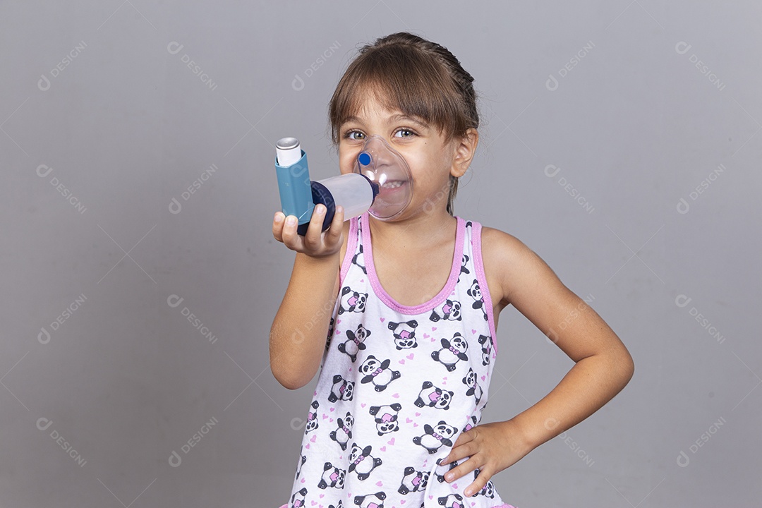Linda menina com bombinha de asma
