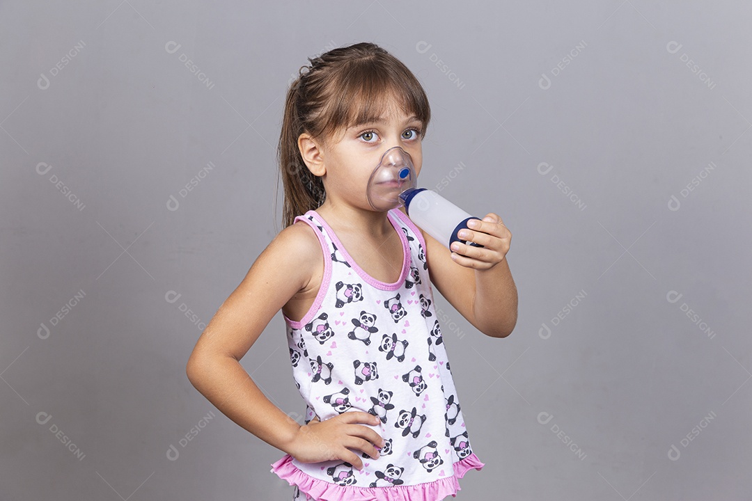 Linda menina com bombinha de asma