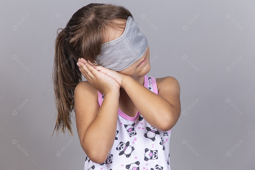 Linda menina com máscara para olhos