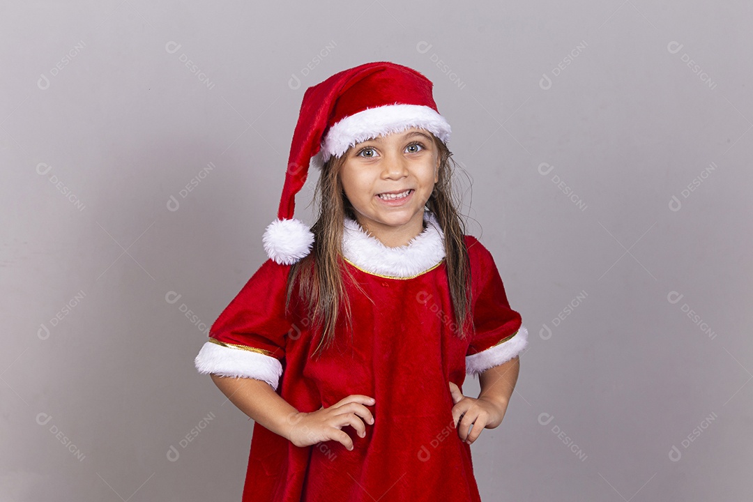Linda garotinha com fantasia de Mamãe Noel