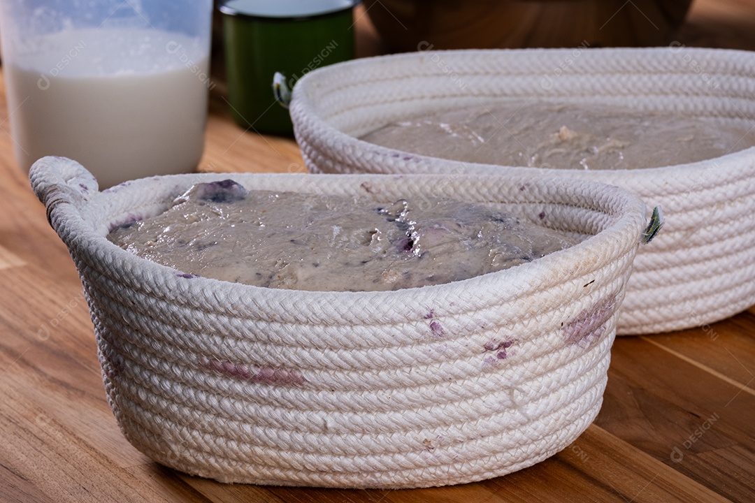 Massa de pão artesanal em cesto de fermentação.