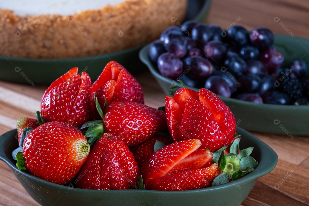 Torta doce para cobrir com frutas vermelhas, ainda não pronta.