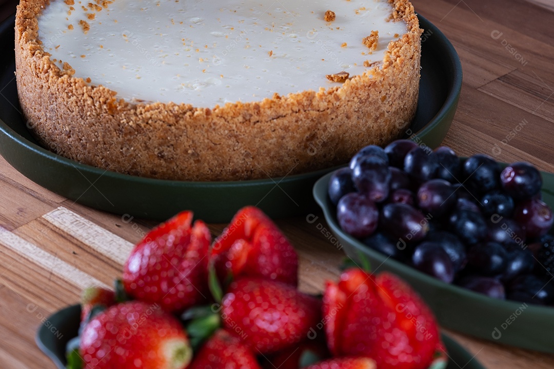 Torta doce para cobrir com frutas vermelhas, ainda não pronta.