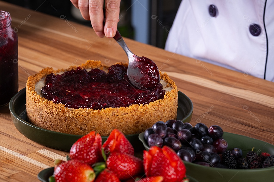 torta doce para cobrir com frutas vermelhas, ainda não pronta.