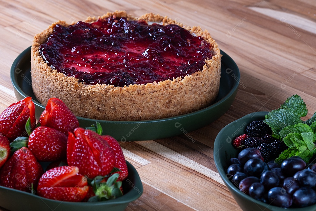 Torta doce para cobrir com frutas vermelhas, ainda não pronta.