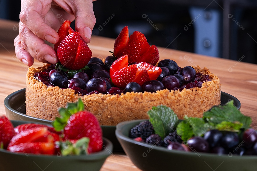 Torta doce para cobrir com frutas vermelhas, ainda não pronta.