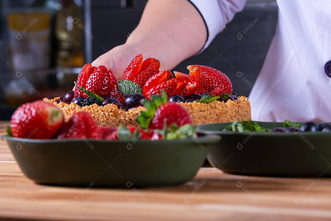 Torta doce para cobrir com frutas vermelhas, ainda não pronta.