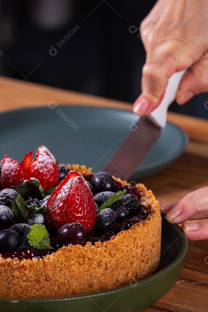 Torta doce para cobrir com frutas vermelhas, ainda não pronta.