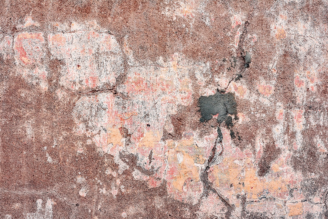 Textura, parede, concreto, pode ser usado como fundo. Fragmento de parede com arranhões e rachaduras