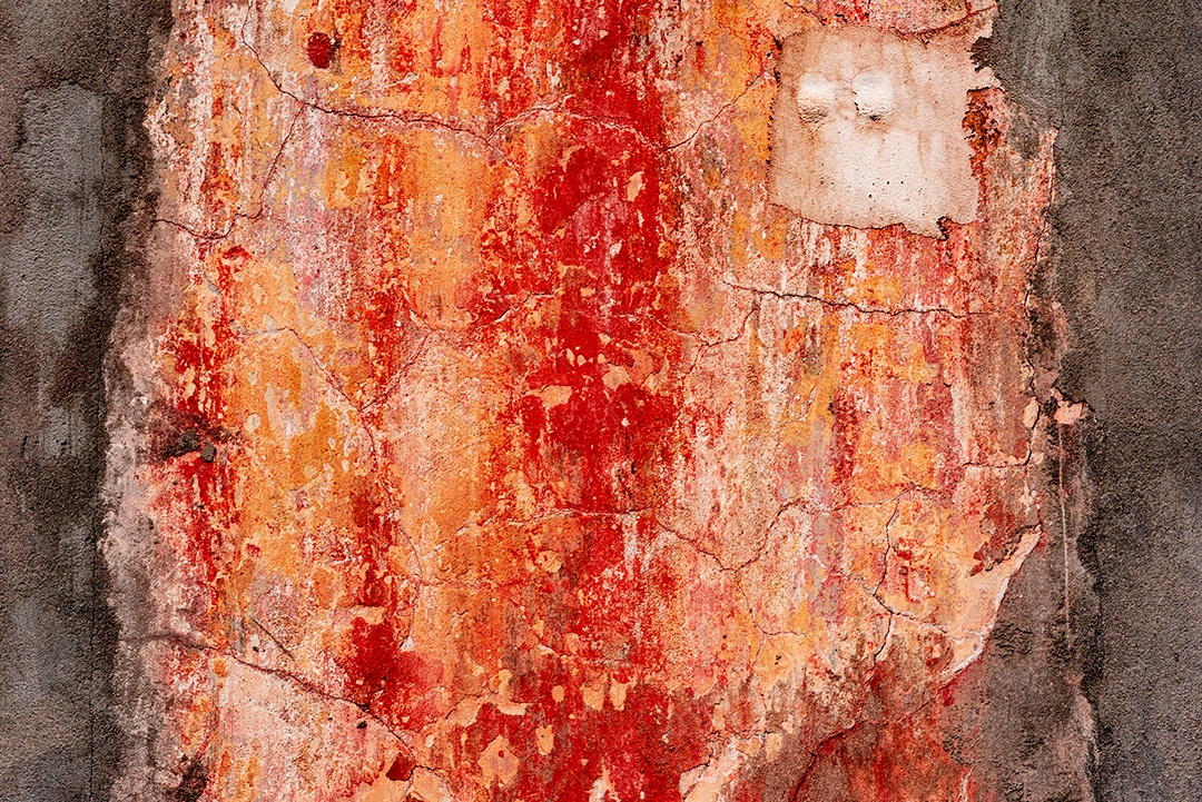 Textura, parede, concreto, pode ser usado como fundo. Fragmento de parede com arranhões e rachaduras