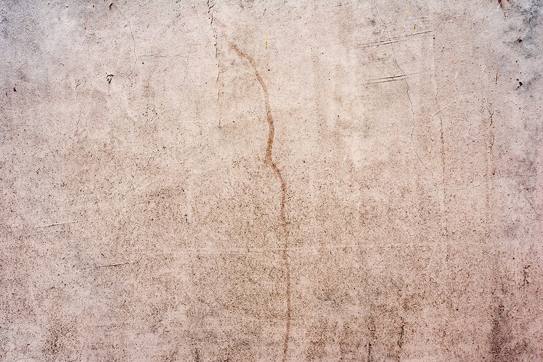 Textura, parede, concreto, pode ser usado como fundo. Fragmento de parede com arranhões e rachaduras