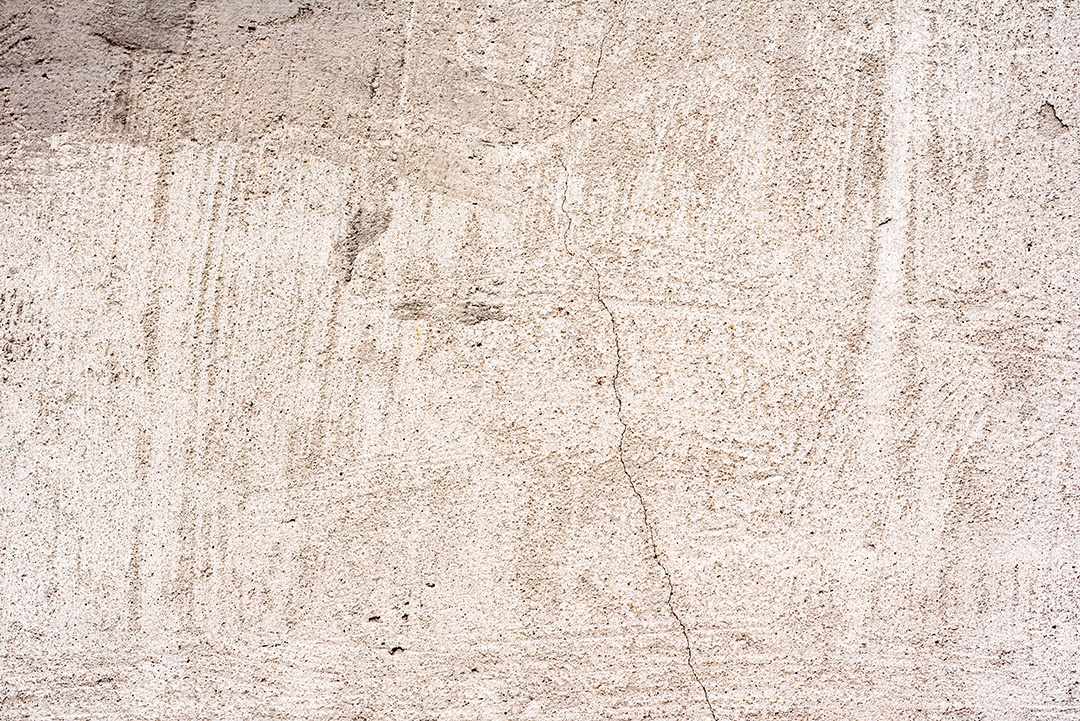 Textura, parede, concreto, pode ser usado como fundo. Fragmento de parede com arranhões e rachaduras