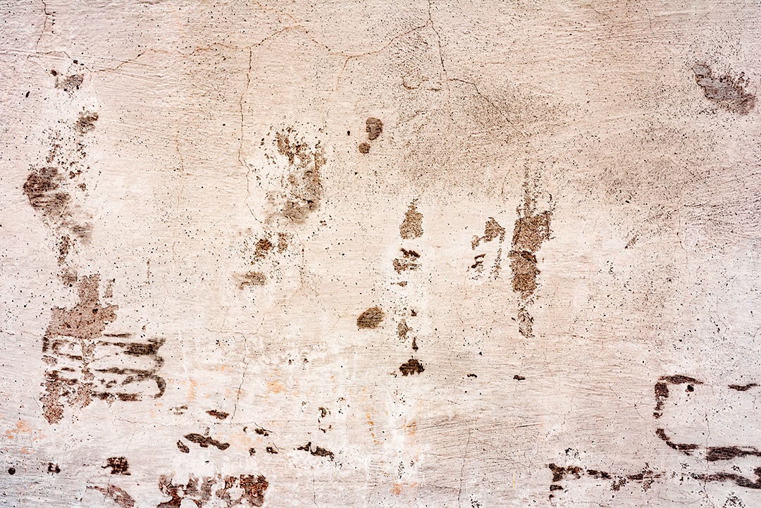 Textura, parede, concreto, pode ser usado como fundo. Fragmento de parede com arranhões e rachaduras