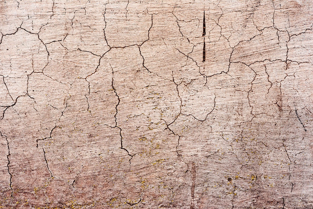 Textura, parede, concreto, pode ser usado como fundo. Fragmento de parede com arranhões e rachaduras