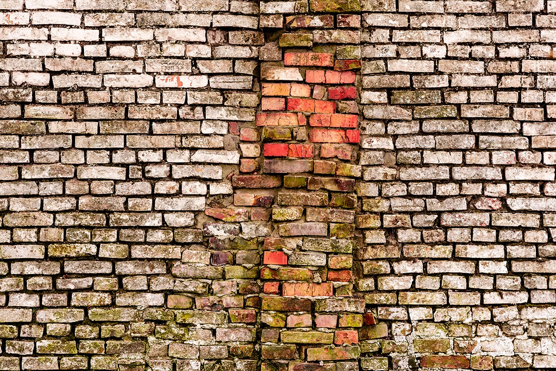 Textura, parede, concreto, pode ser usado como fundo. Fragmento de parede com arranhões e rachaduras