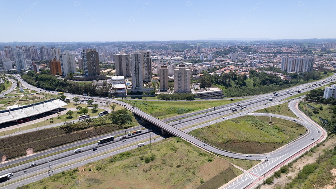 Vista da cidade de uma cidade com avenidas movimentadas.