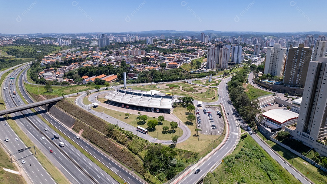 Avenidas prédios uma cidade organizada bem movimentadas.