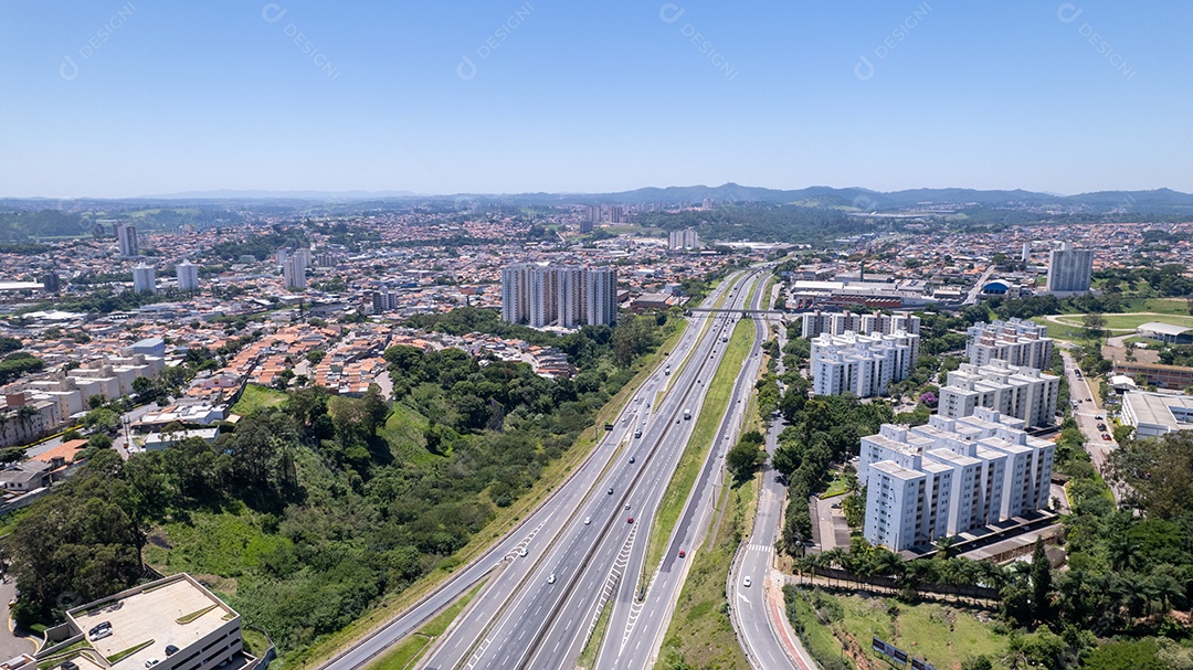 Avenidas de uma cidade vista aérea.