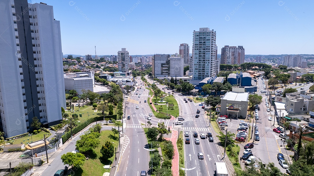 Cidade com ruas e avenidas bem movimentadas.
