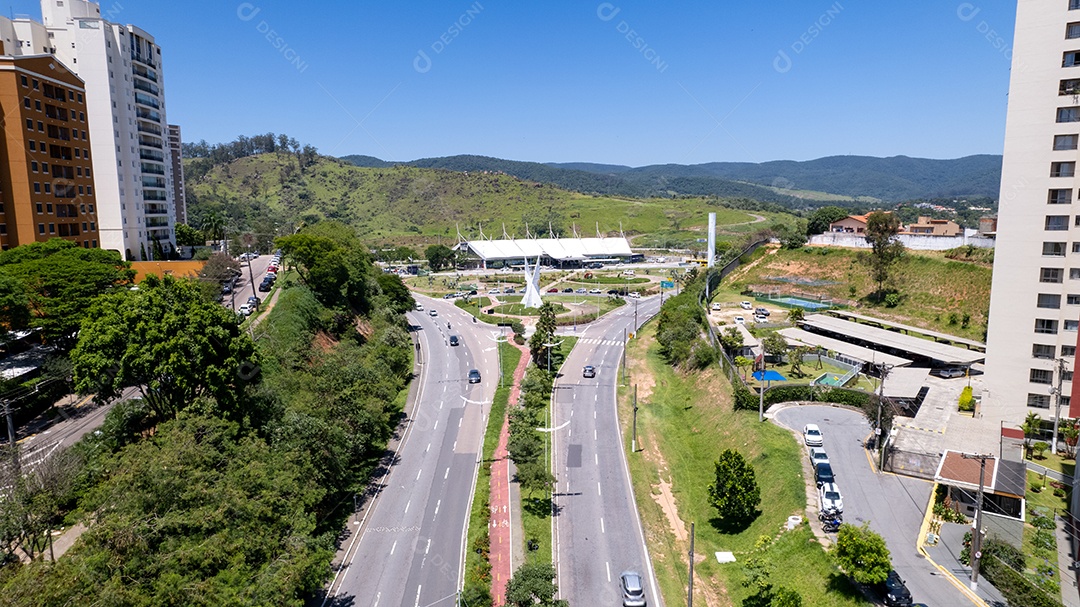 Avenidas e ruas de uma cidade.