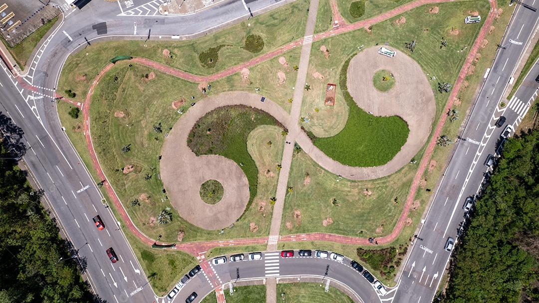 Praça com simetria diferente.