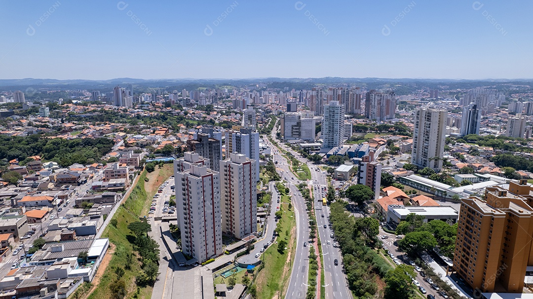 Vista aérea da cidade com avenidas bem movimentadas.