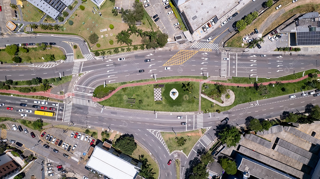 Vista de um drone sobre ruas e avenidas de uma cidade.