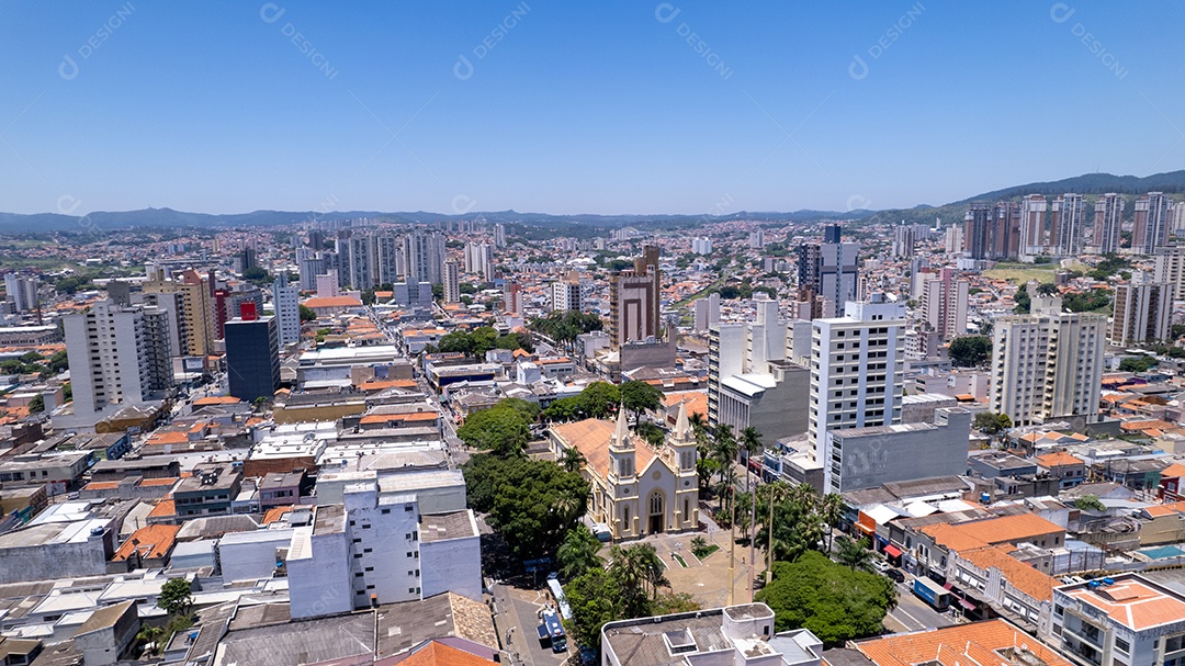 Vista de drone de uma cidade.