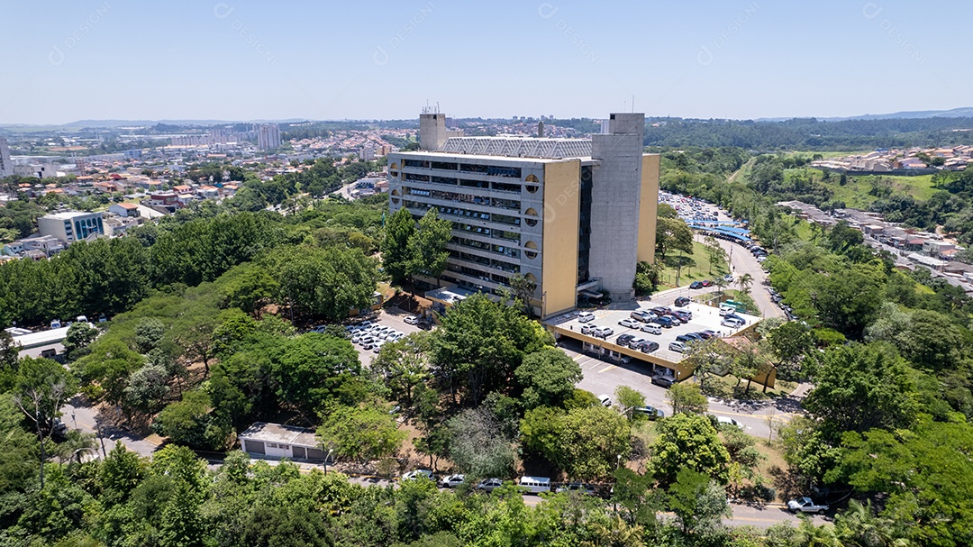 Vista aérea de prédios e vegetação de uma cidade.