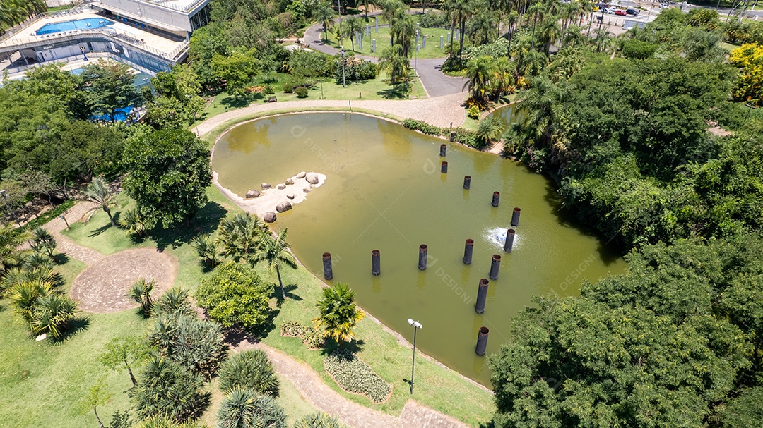 Uma linda praça com lagoa ambiente agradável de laser.
