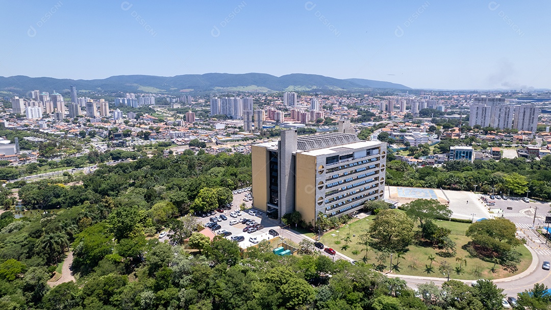 Prédios e muita vegetação na cidade.