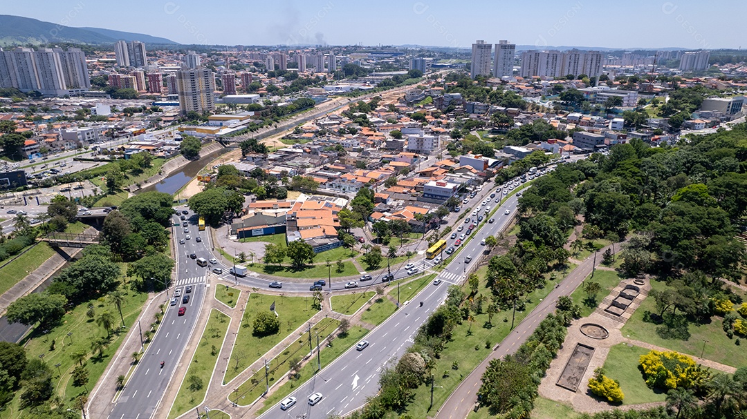 Cidade com avenidass movimentadas.