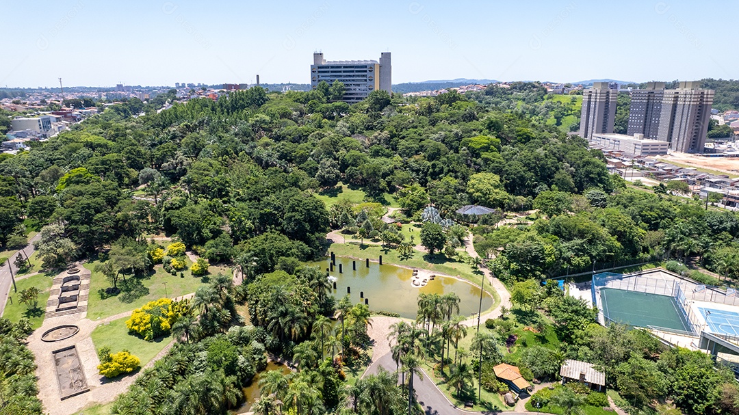 Praça natural linda de uma cidade.